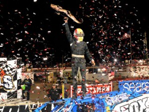 Nick Hoffman celebrates in victory lane after winning the DIRTcar UMP Modified Gator Championship at the DIRTcar Nationals Monday night at Volusia Speedway Park.  Photo: DIRTcar Nationals Media