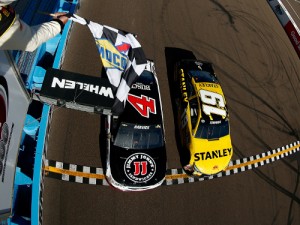 Kevin Harvick (4) beats Carl Edwards (19) to the checkered flag to win Sunday's NASCAR Sprint Cup Series race at Phoenix International Raceway.  Photo by Jonathan Ferrey/NASCAR via Getty Images